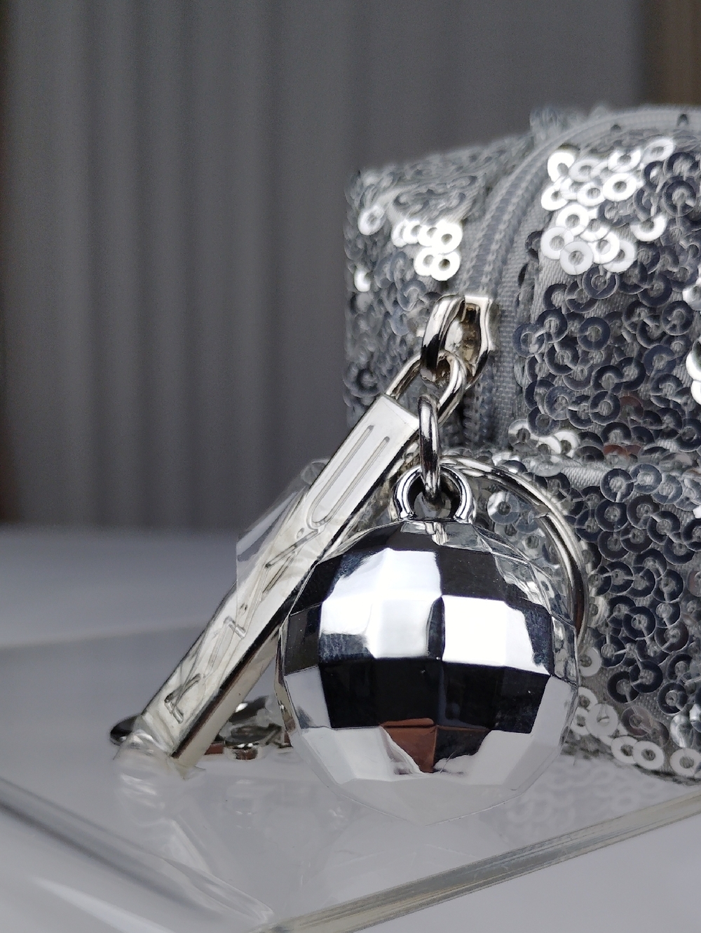 Mac Small Cosmetics Bag With Key Chain. - Picture 7 of 9